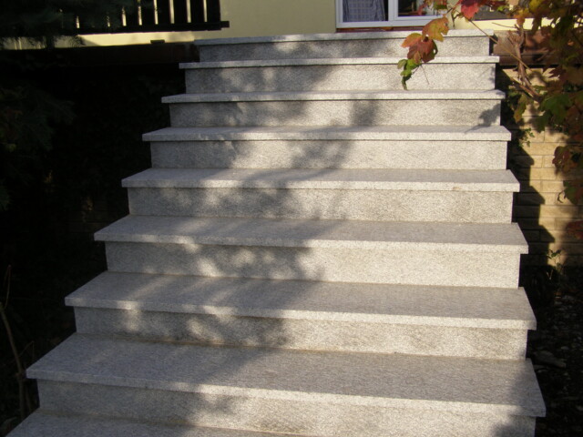 Układanie schodów z płyt granitowych w Sobótce